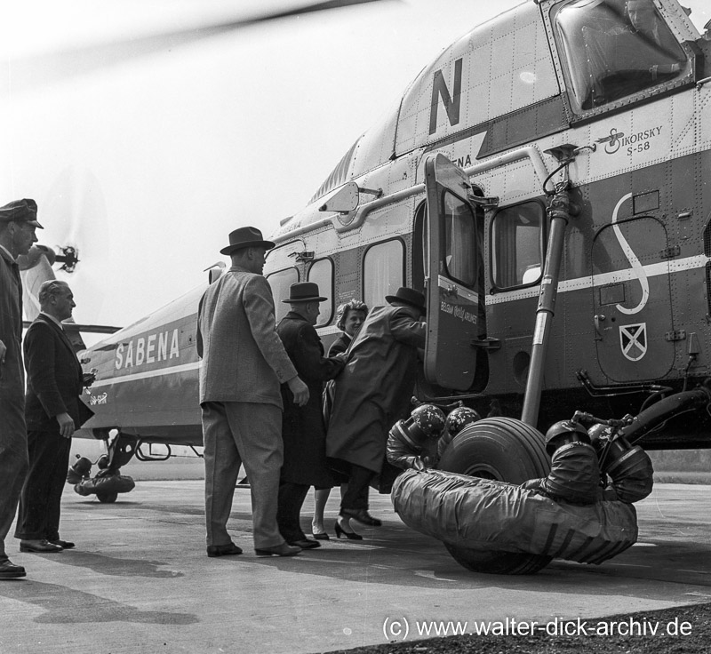 80-jährige Senioren beim Hubschrauberflug 1957