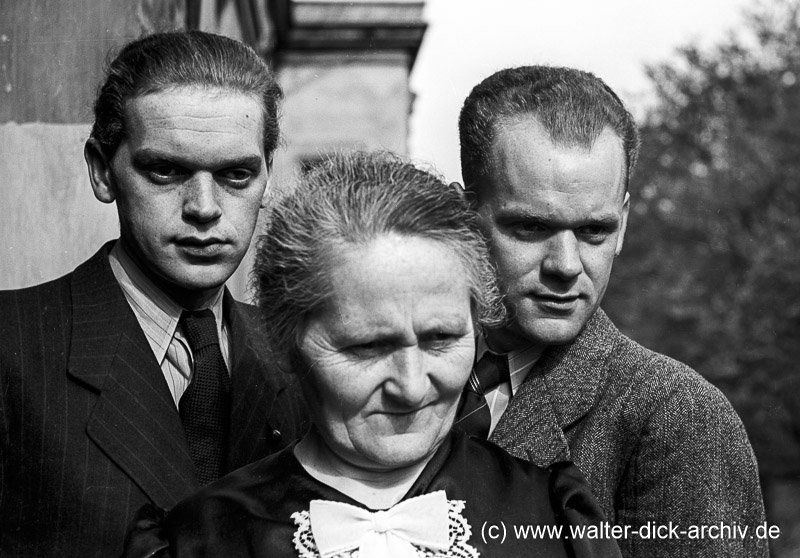 Mutter Dick mit ihren Söhnen 1938