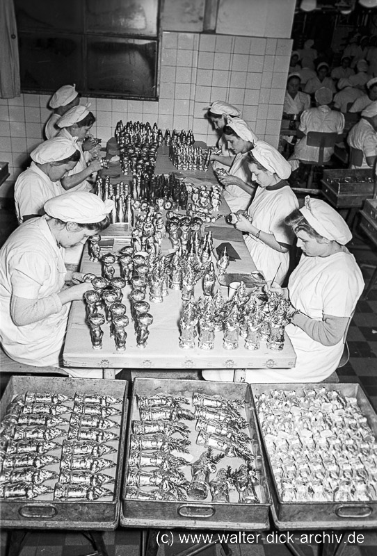 Weihnachtsmann-Produktion bei Stollwerck 1938