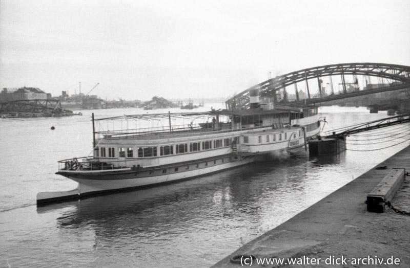 Rheindampfer als Hotelschiff