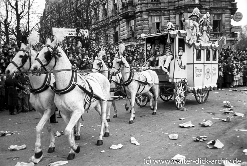 Feldpost der Kölner Prinzengarde mit dem Tanzpaar 1954