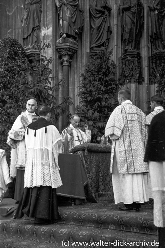 Der Kölner Erzbischof Kardinal Frings beim Schlusssegen der Prozession