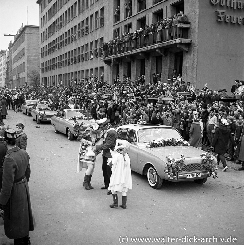 Blumengeschmückte Ford Limousinen im Kölner Rosenmontagszug 1962