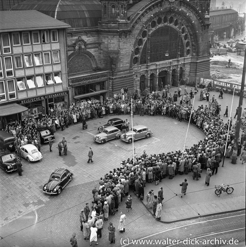 In Erwartung der Spätheimkehrer am Kölner Hauptbahnhof