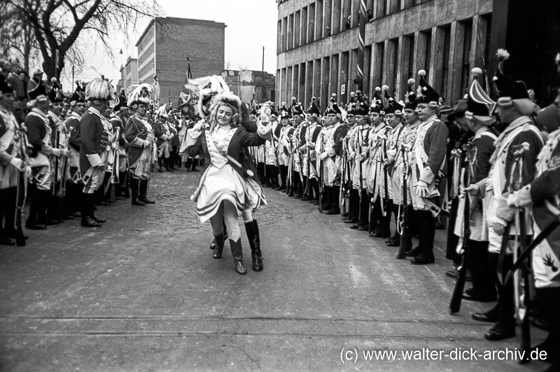 "Funke oppjepass!" im Rosenmontagszug 1951