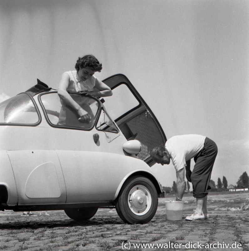 Autowäsche am Rhein 1960 in Köln-Rodenkirchen