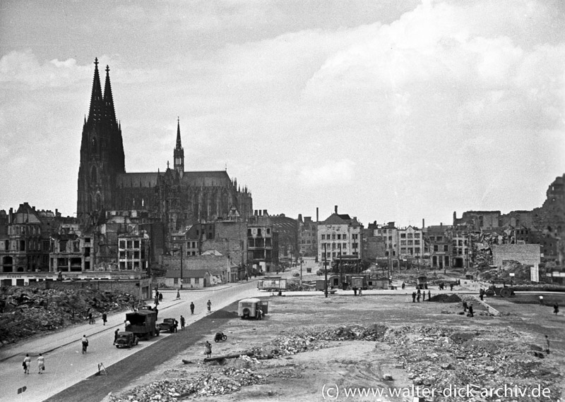 Ruinen der Kölner Altstadt vom Heumarkt aus gesehen.