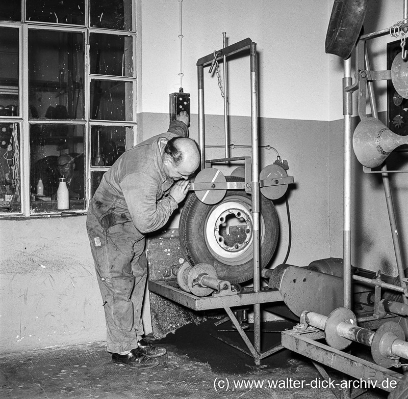 WDA2097-4-005 Reifenwerkstatt Bothe in Düsseldorf 1963