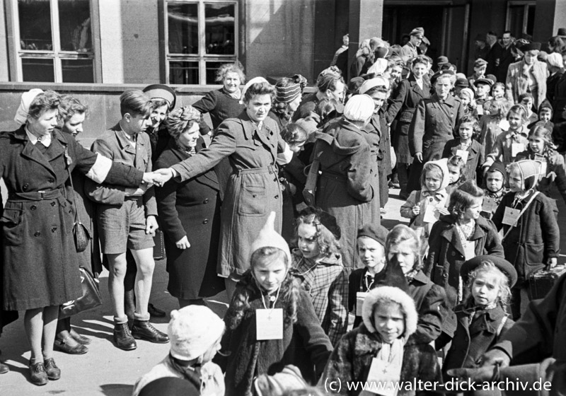 Abreise von Kölner Kindern in die Schweiz 1947