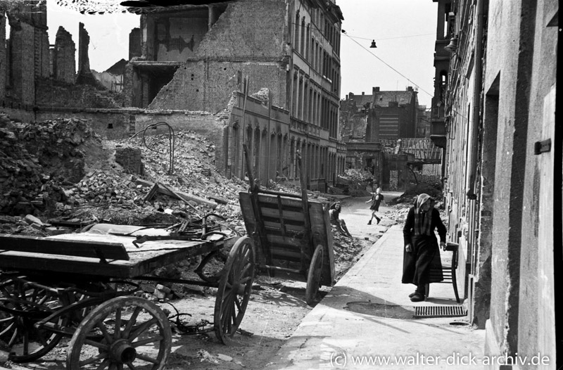 Trümmerberge in der Kölner Innenstadt