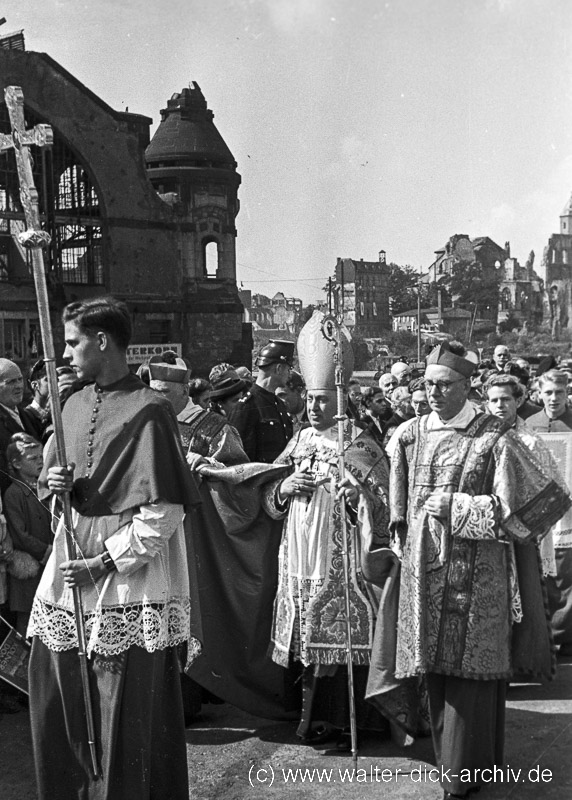 WDA242-015 Auf dem Weg zur Brückenweihe 1948