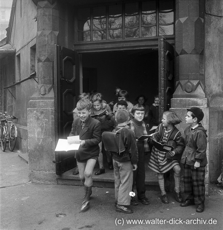 Schuljahr zu Ende. Es gibt Zeugnisse.-1957