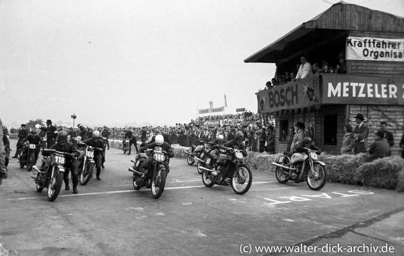 Start zu einem Motorradrennen auf dem Kölner Kurs 1949
