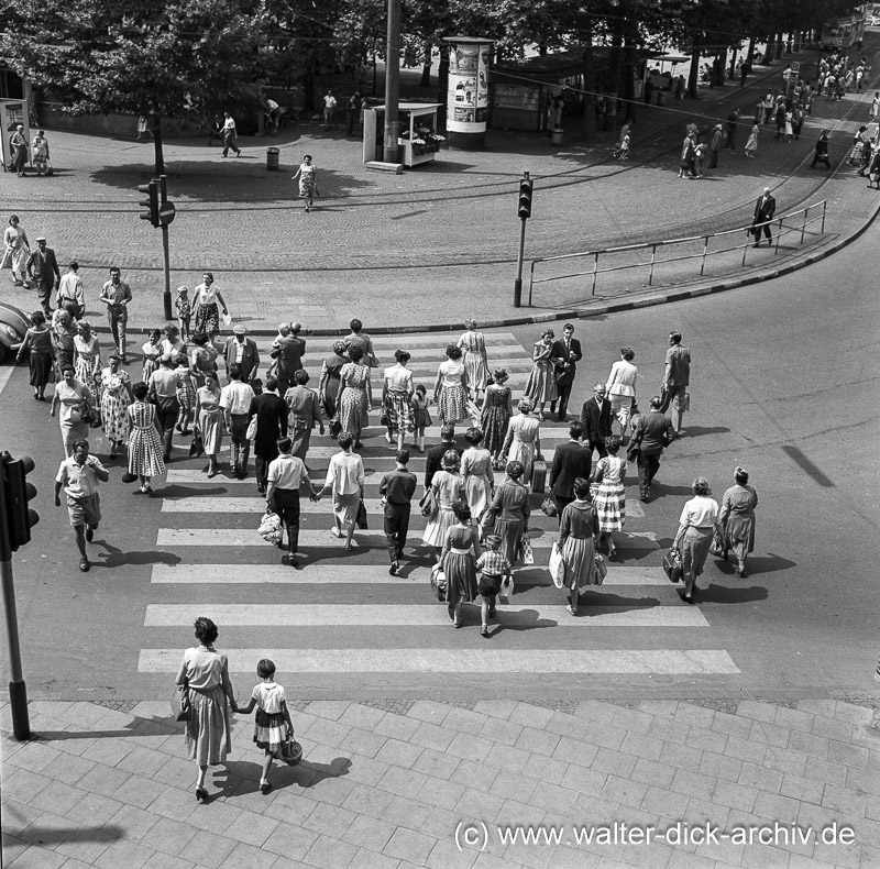 An der Ostseite des Neumarkt 1959