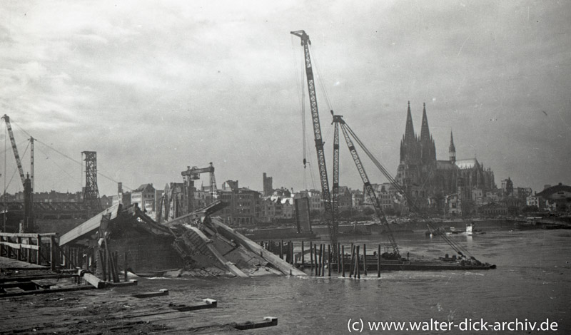 Trümmerräumumg der Hängebrücke