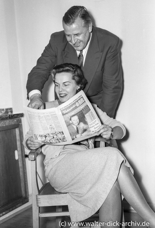 Ein Ehepaar mit der Totozeitung 1955