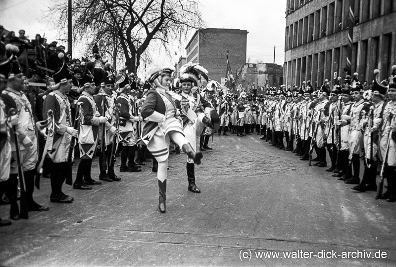 "Funke oppjepass!" im Rosenmontagszug 1951