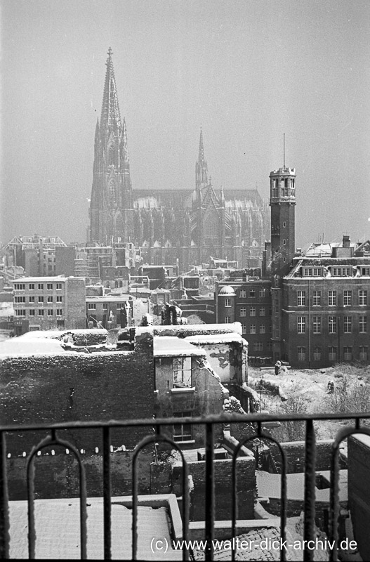 Köln im Schnee-Haus Neuerburg und Dom 1950