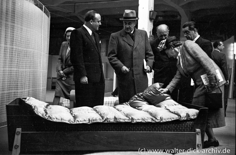 Hermann Pünder und Begleitung an eiinem Messestand