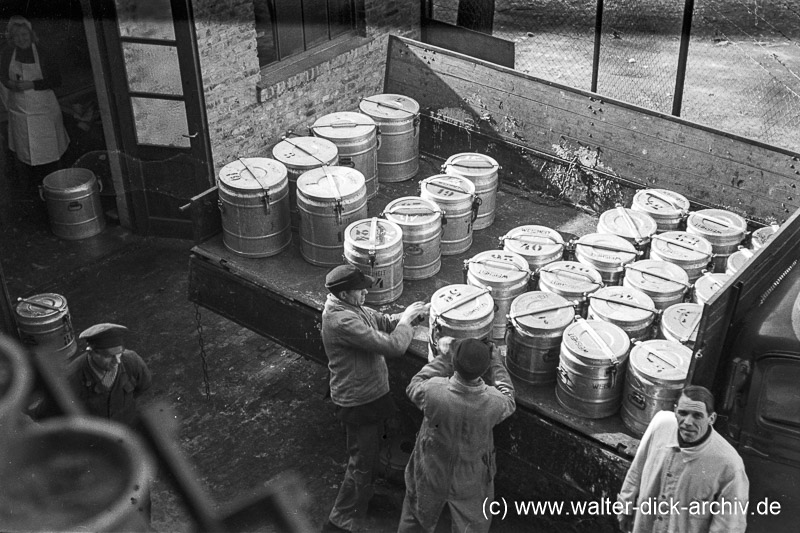 Verladen von Thermobehältern 1947
