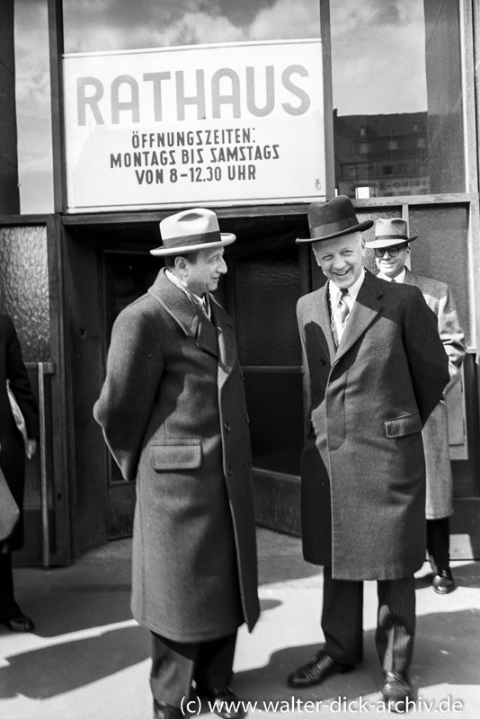 Dr. Ernst Schwering mit einem Gast vor dem Rathaus 1949