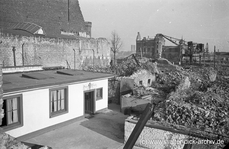 Behelfsbau in den Trümmern 1946