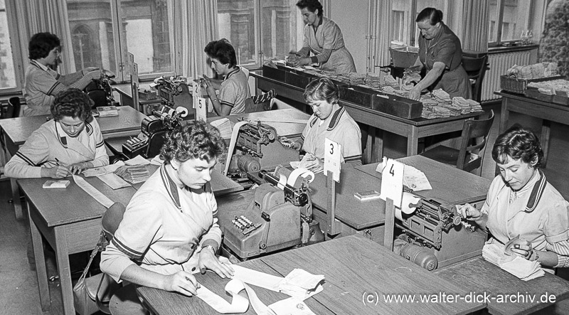 Buchungsarbeiten im Postscheckamt 1958