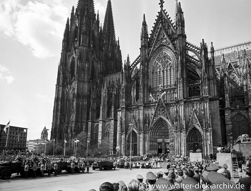 Der Trauerzug zum Rheinufer Beerdigung Konrad Adenauers 1967