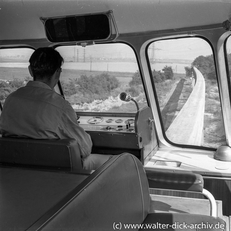 Auf dem Führerstand der ALWEG-Bahn 1957