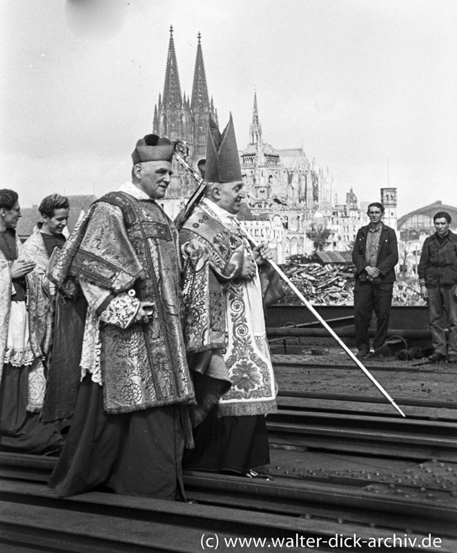 Kardinal Micara auf der Deutzer Brücke