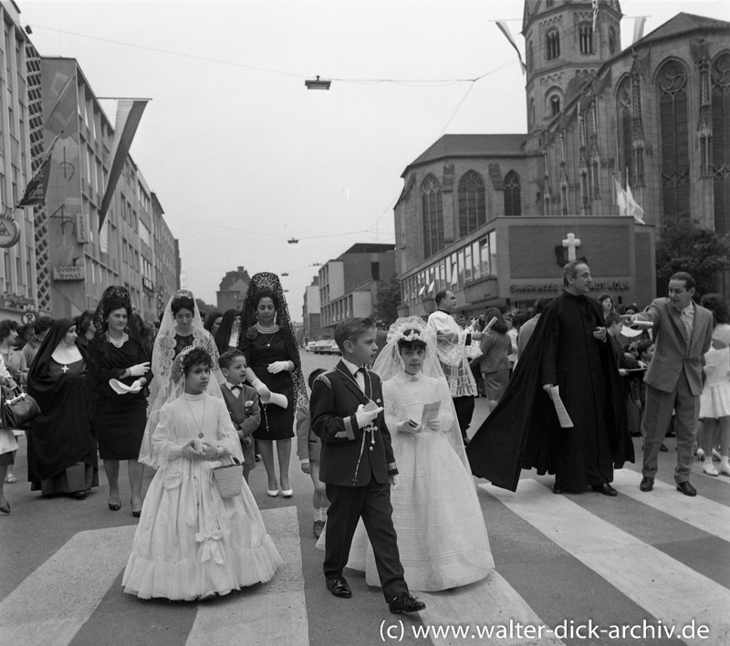 Italienische Kommunionkinder bei der Fronleichnamsprozession