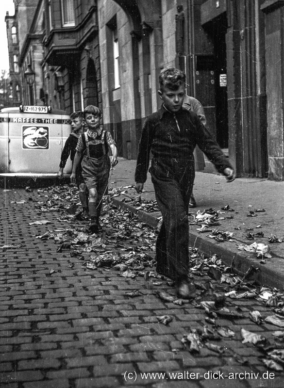 Kinder spielen mit Laubblättern 1939