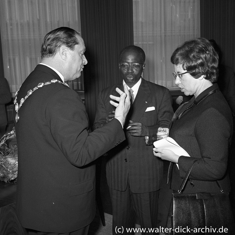 Léopold Sérdar Senghor im Gespräch mit OB Burauen