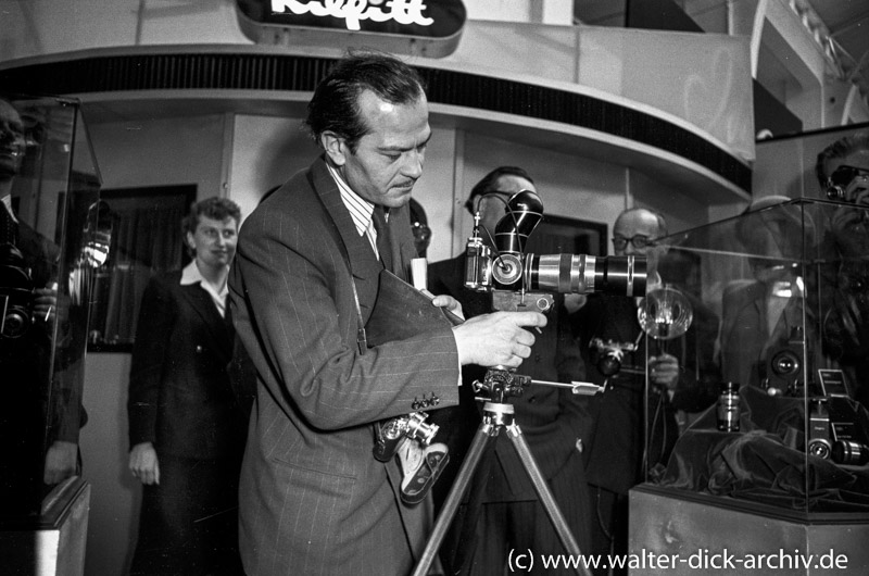 René Deltgen testet eine Kamera 1950