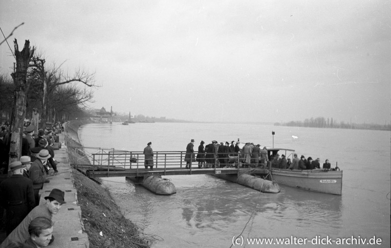 Behelfsfähre über den Rhein in Köln 1946