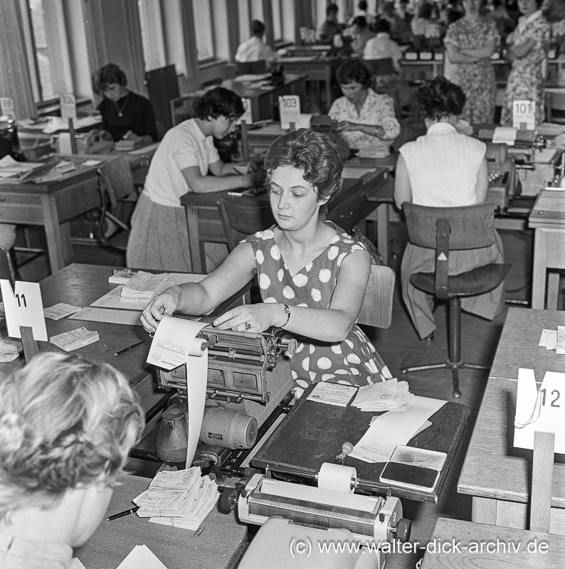 Arbeit an der Buchungsmaschine 1958
