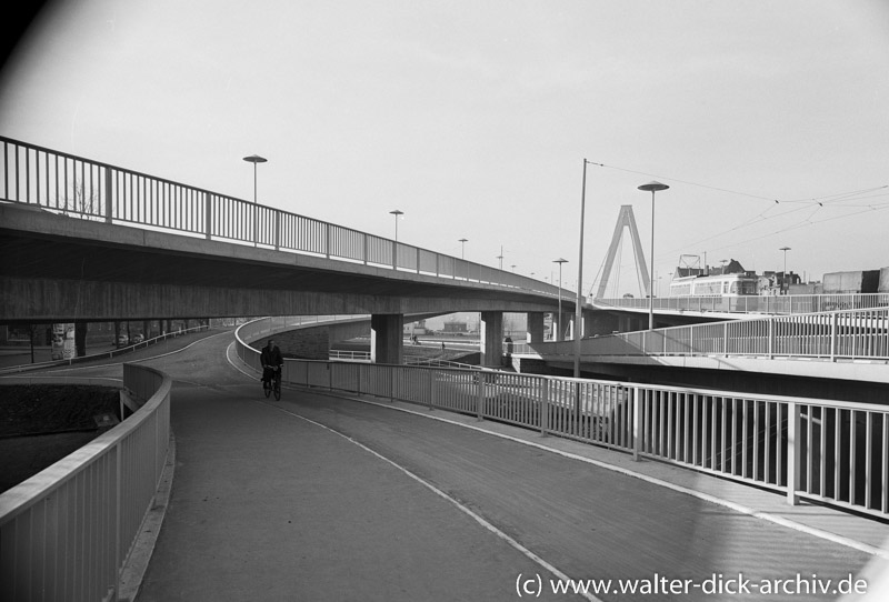Drunter und drüber bei der neuen Kölner Brücke 1959