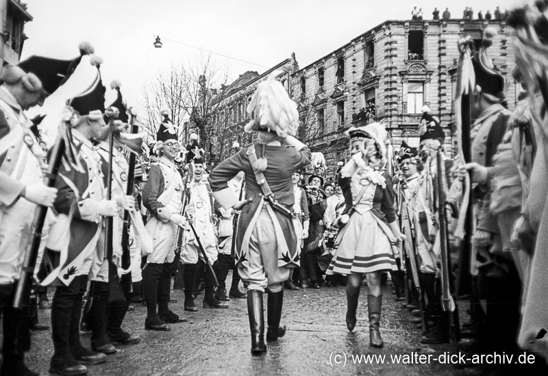 Im Rosenmontagszug 1950