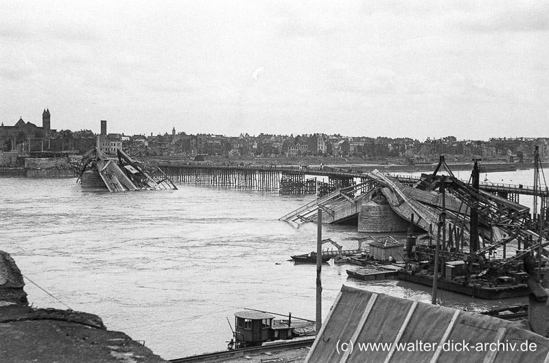 Deutzer Brücke und Tausendfüßlerbrücke 1945