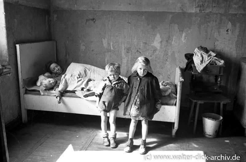 Mutter mit drei Kleinkindern in einer Kölner Notunterkunft