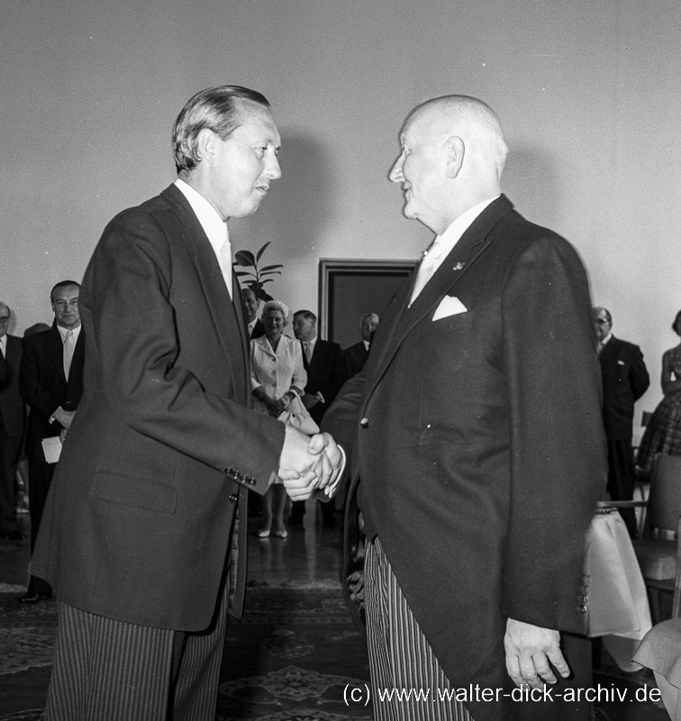 Der Oberstadtdirektor gratuliert Josef Haubrich. 1959