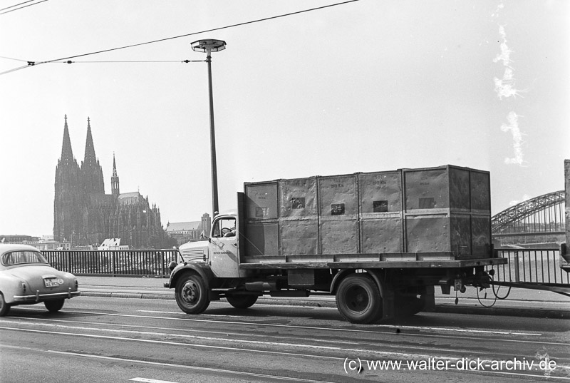 Pakettransport mit Normbehältern 1958