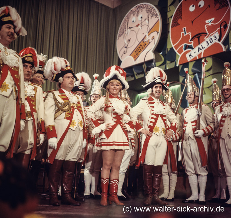 Das Tanzpaar und die Soldaten 1972