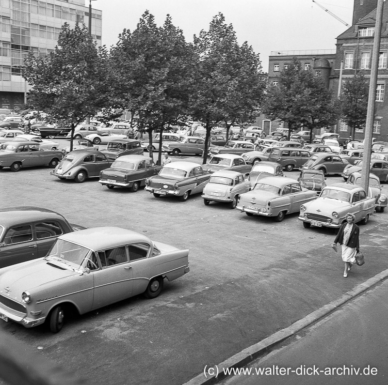 Parkplatz vor Haus Neuerburg 1963