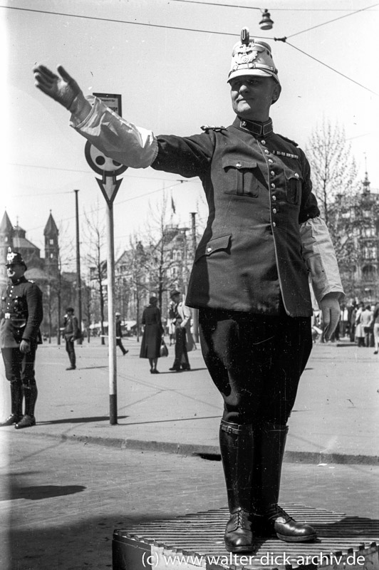 WDA801-023 Auf dem Neumarkt 1935