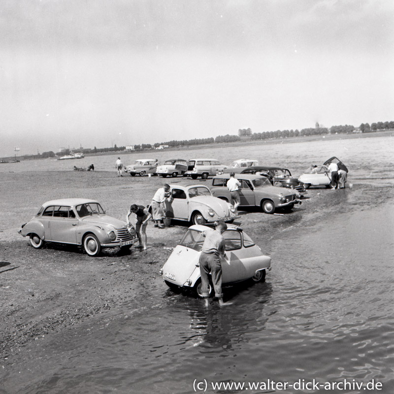 Große Autowäsche am Rhein 1960 in Köln-Rodenkirchen