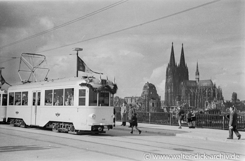 Vorortbahn der "B" auf Premierenfahrt über die Deutzer Brücke