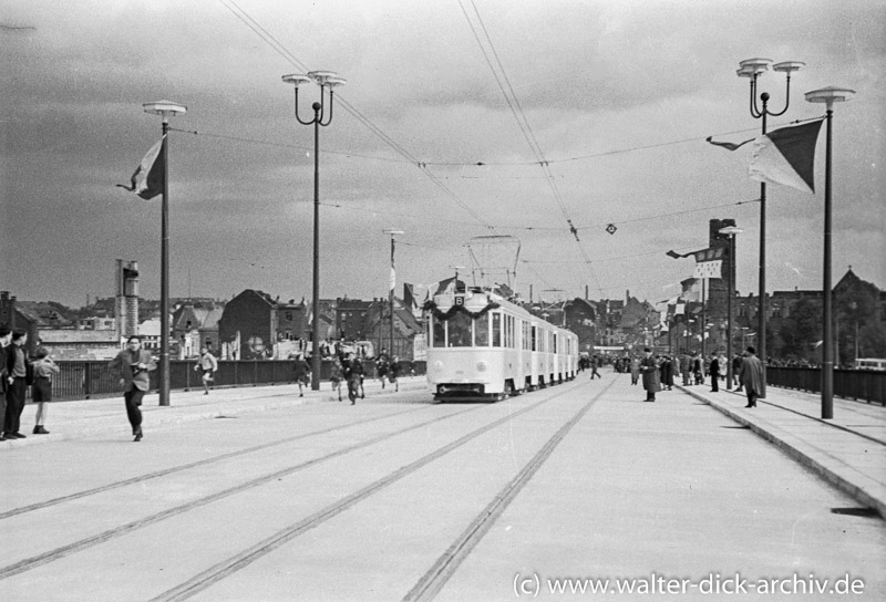 Die erste Straßenbahn fährt über die neue Brücke