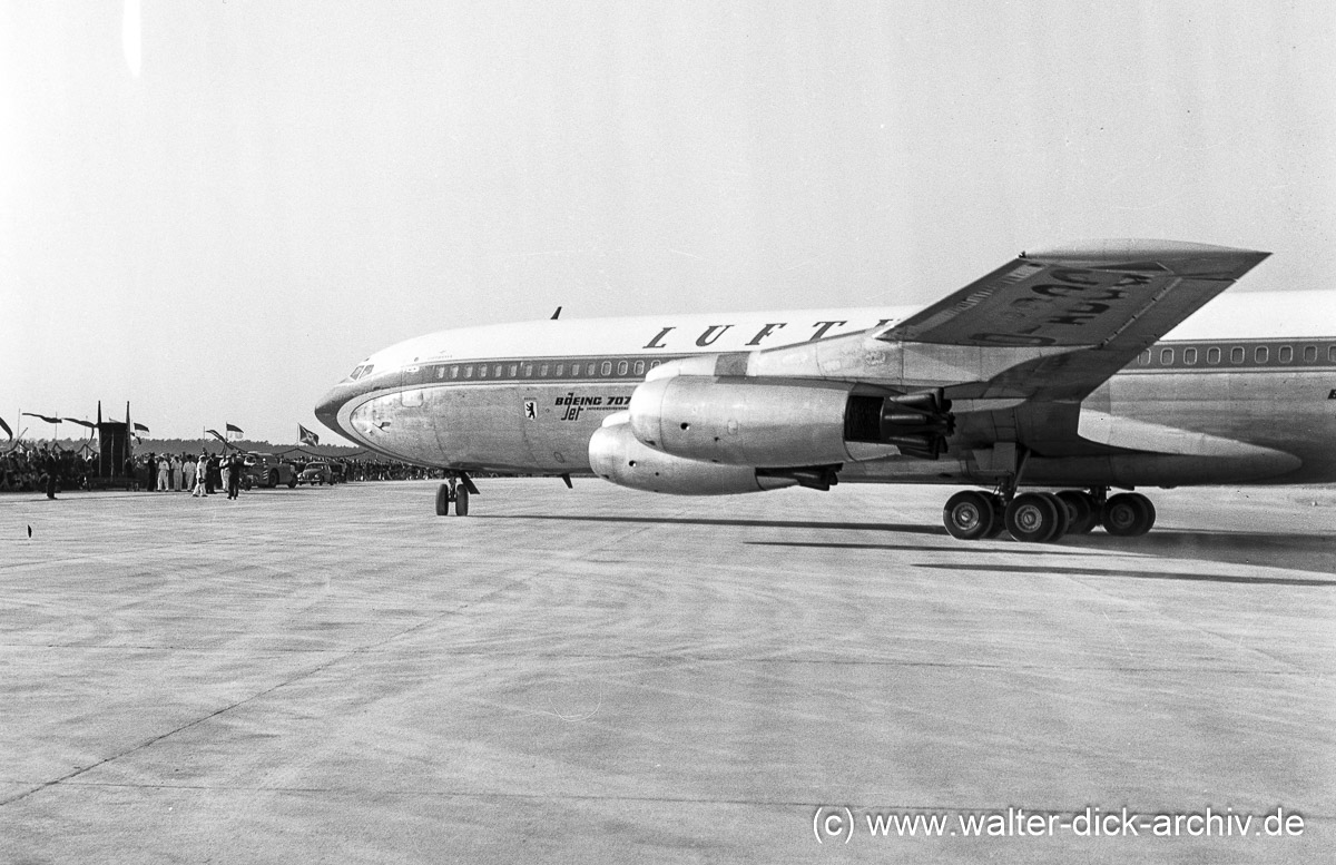 Einweihung der neuen Startbahn 1961