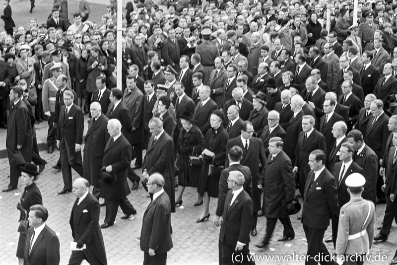 Trauergäste bei der Beerdigung Konrad Adenauers 1967